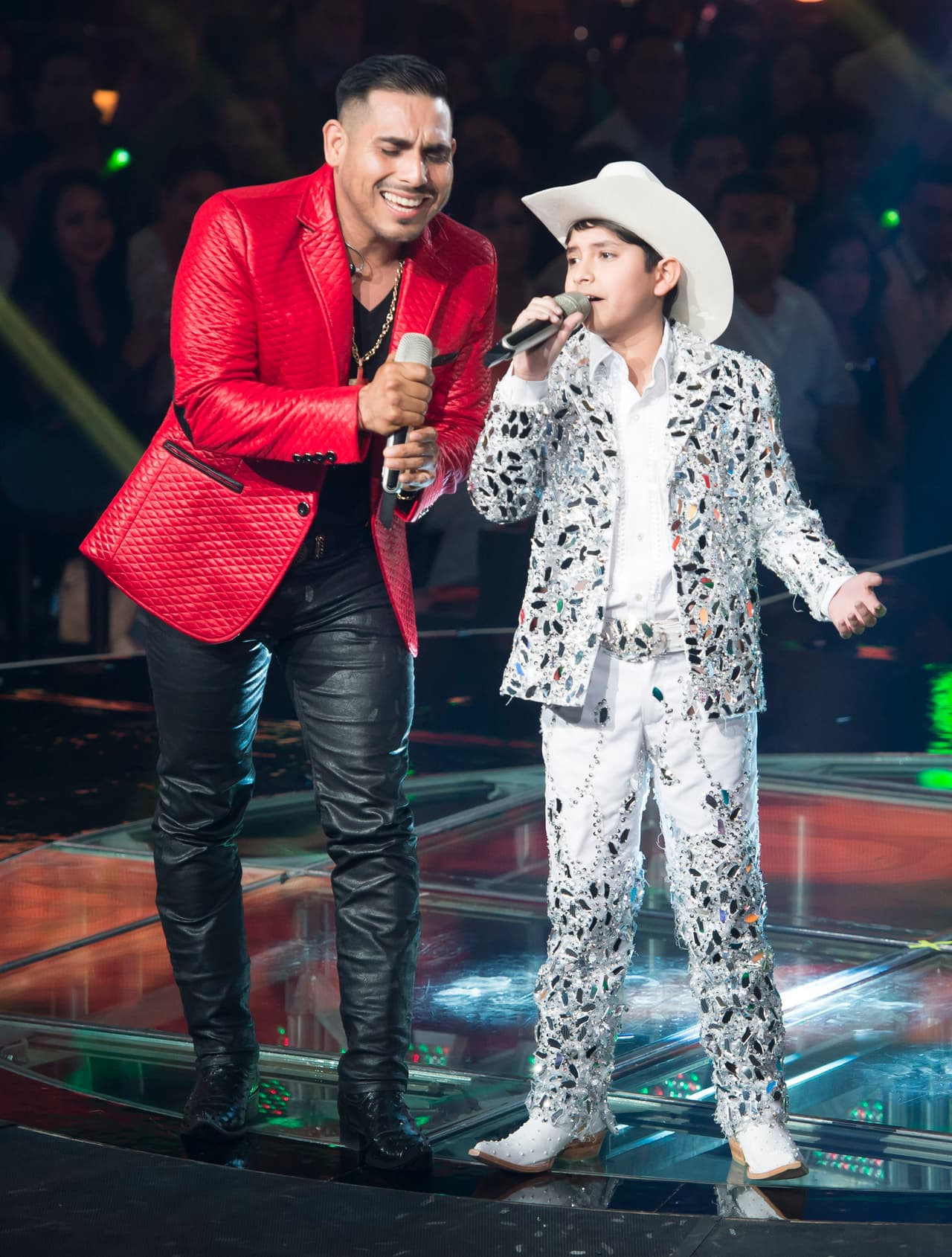 Después de 10 semanas de duro trabajo, la familia Barraza se corona como ganadora de Me Pongo de Pie, Paty Cantú y los Cervantes obtuvieron el segundo lugar, y Río Roma y los García el tercero, aunque estos últimos no quedaron conformes. Entre los invitados especiales estuvieron la Banda MS y La Arrolladora Banda El Limón.