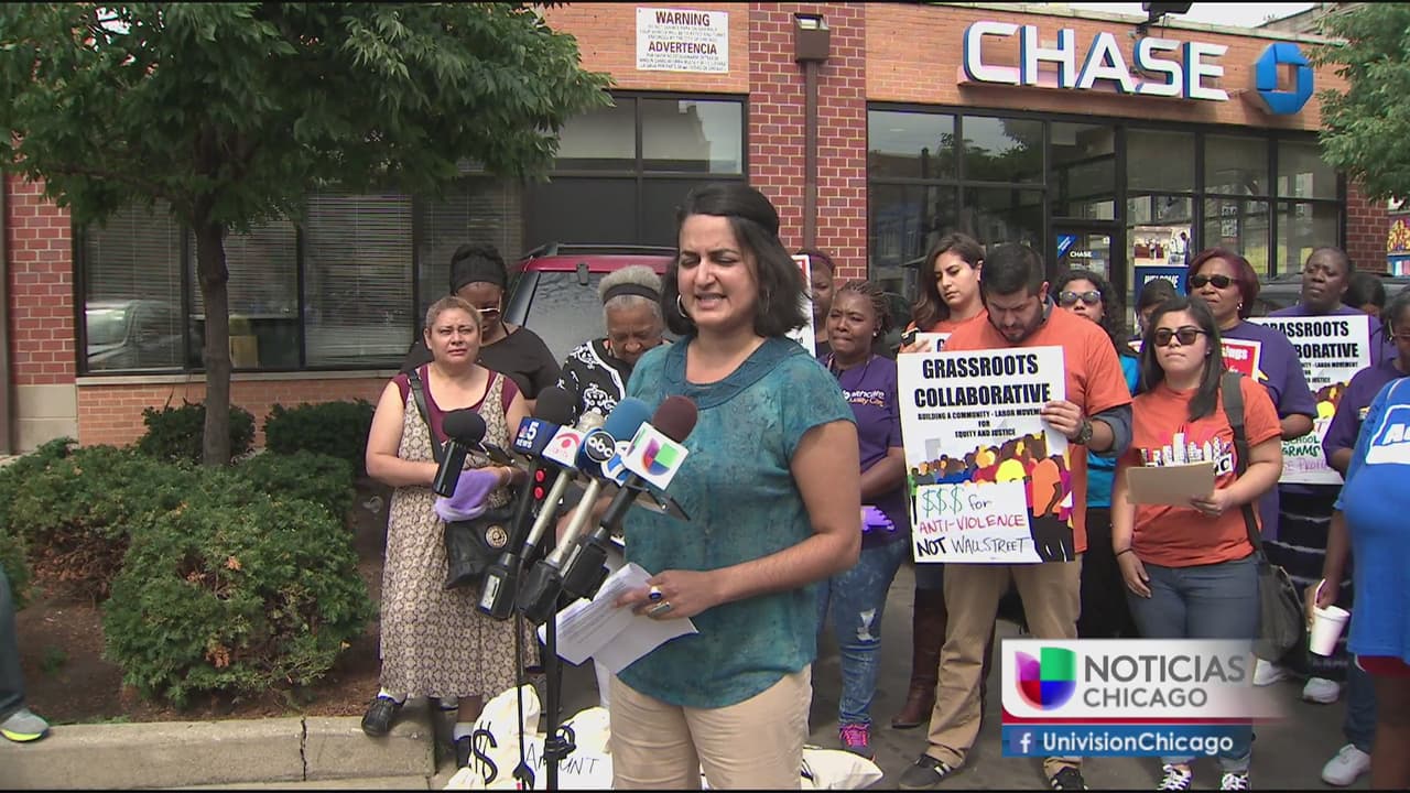 Latinos reclaman fondos para mejorar sus comunidades