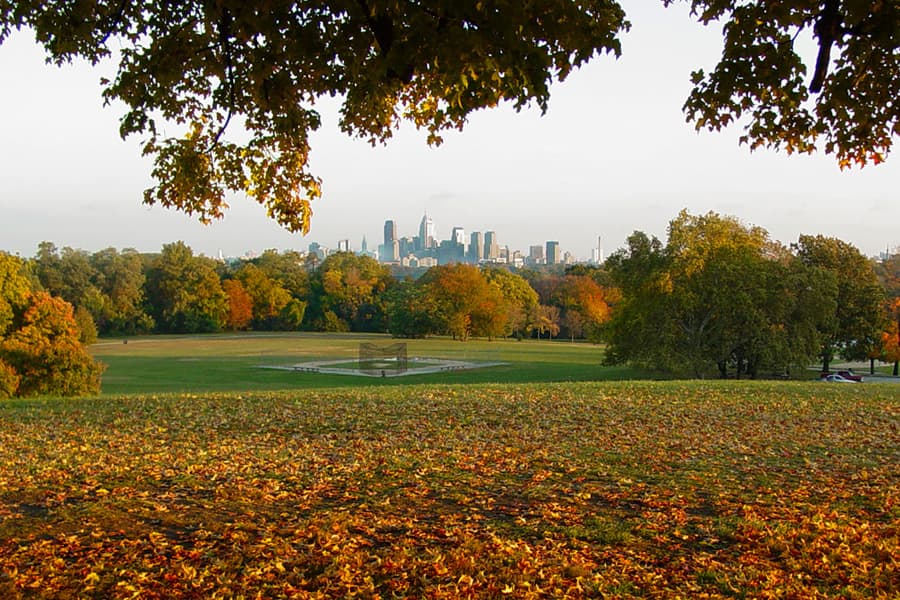 <b><a href="http://myphillypark.org/" target="_blank">Belmont Plateau:</a></b>
<a href="http://myphillypark.org/" target="_blank"> </a>El enorme Fairmount Park ofrece alrededor de un millón de lugares excelentes para hacer un picnic, por lo que puede ser difícil elegir adónde ir. Pero uno de los lugares más populares es el famoso Belmont Plateau del oeste de Filadelfia, que, además de un extenso espacio verde que es el lugar perfecto para dejar su manta de picnic, ofrece lo que se considera la mejor vista del horizonte de Filadelfia en la ciudad. Además, si lo desea, puede dar un corto paseo hasta el cercano Centro de Horticultura o la Casa y Jardín Japonés Shofuso. 📍 
<a href="https://www.google.com/maps/place/Belmont+Plateau/@39.9903243,-75.2126639,15z/data=!4m5!3m4!1s0x0:0x81790e193304fe94!8m2!3d39.9903243!4d-75.2126639" target="_blank">1800 Belmont Mansion Dr.</a>, 📞 215-988-9334, ✉️ 
<a href="mailto:info@myphillypark.org" target="_blank">info@myphillypark.org</a>, 🌐 
<a href="http://myphillypark.org/" target="_blank">myphillypark.org</a>
<br>
