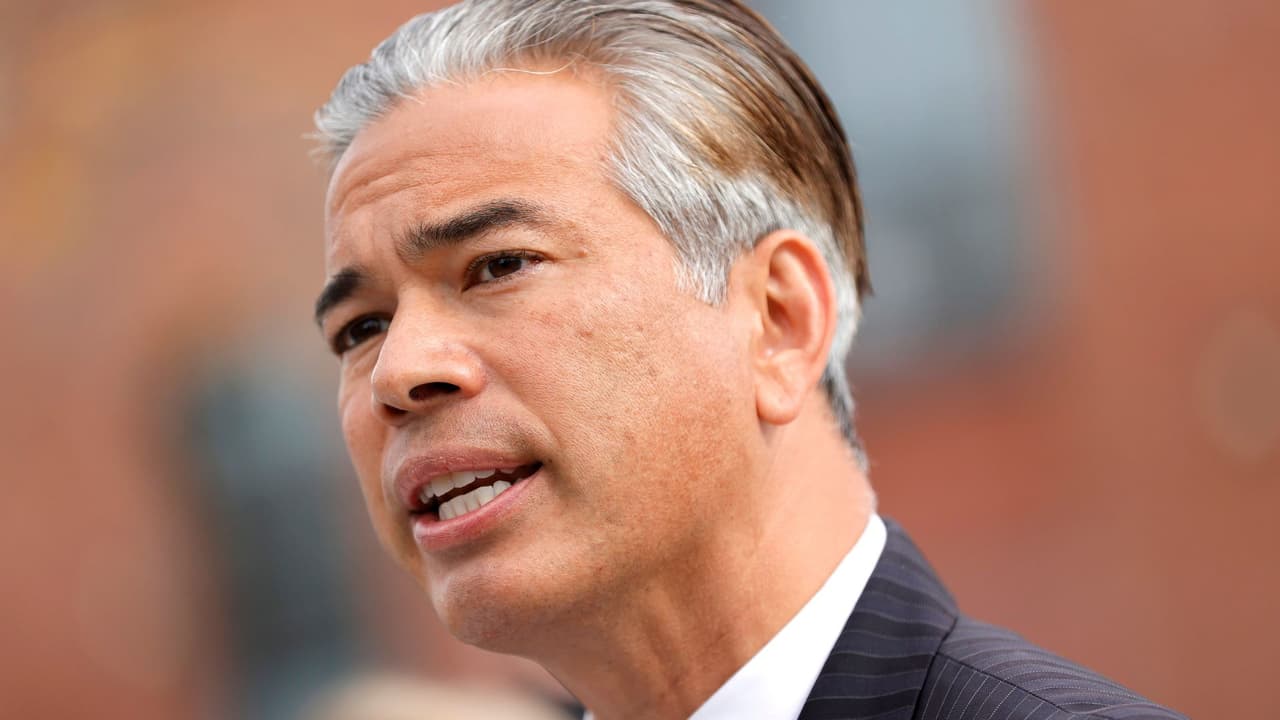 "Desafortunadamente, hay algunos malos que esperan aprovecharse mientras los californianos esperan pacientemente a que llegue su depósito directo o tarjeta de débito prepaga", dijo Bonta.
<br>