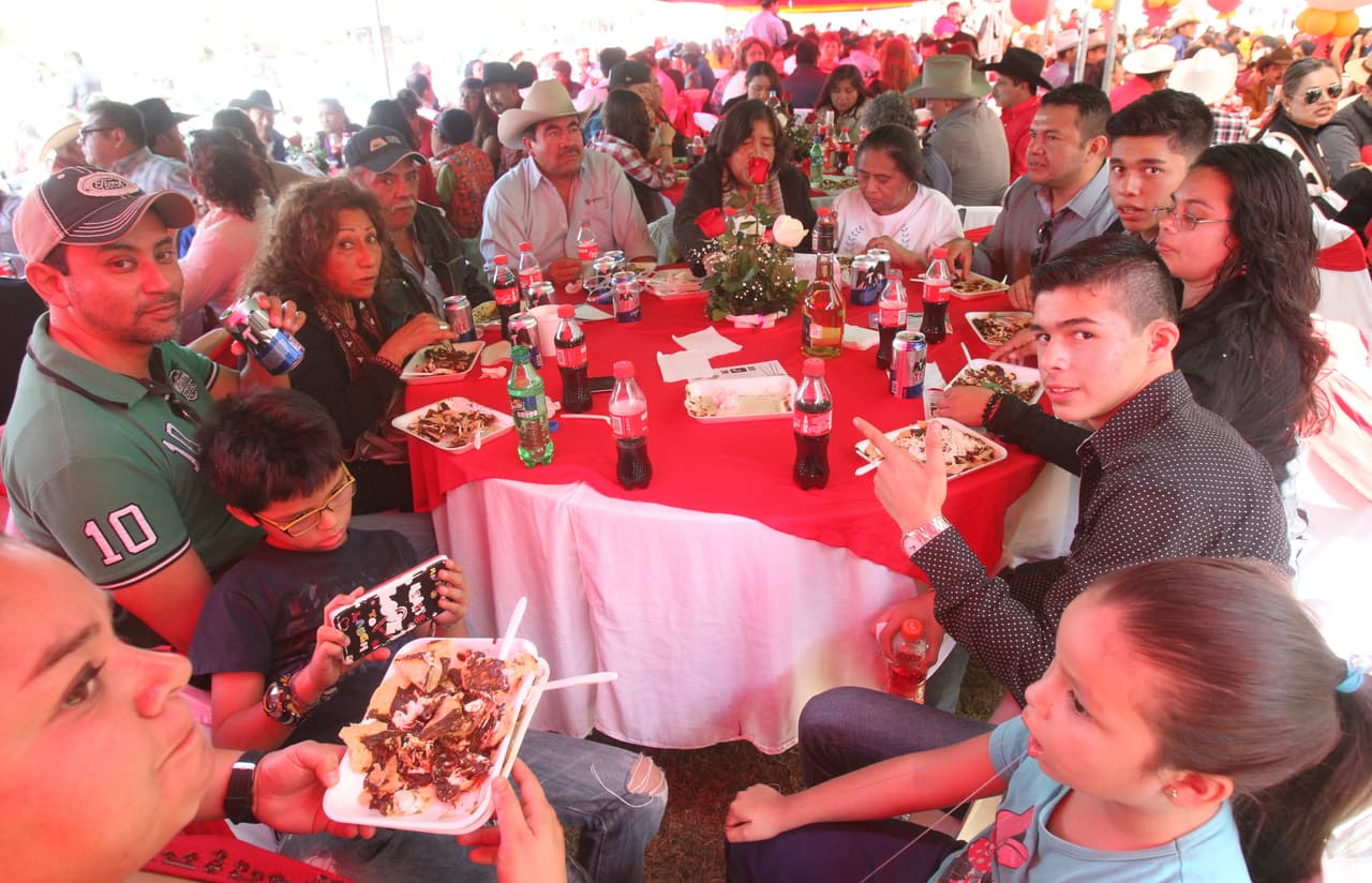 Entre los platillos que ofreció la familia Ibarra para celebrar los XV años de Rubí no faltó la barbacoa de borrego.