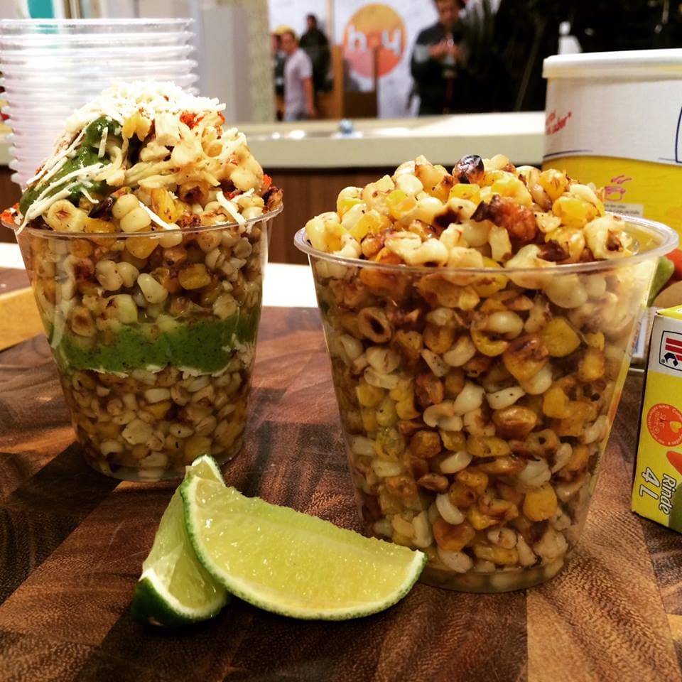 Chef Oropeza nos enseña a preparar esquites asados con pechuga de pollo y salsa de cilantro.