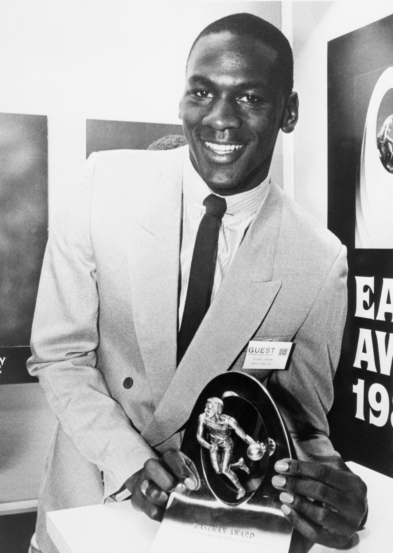 Allí hizo historia con la canasta que le dio el campeonato de la NCAA a los Tar Heels en 1982. Además, recibió el premio Naismith College Player of the Year.