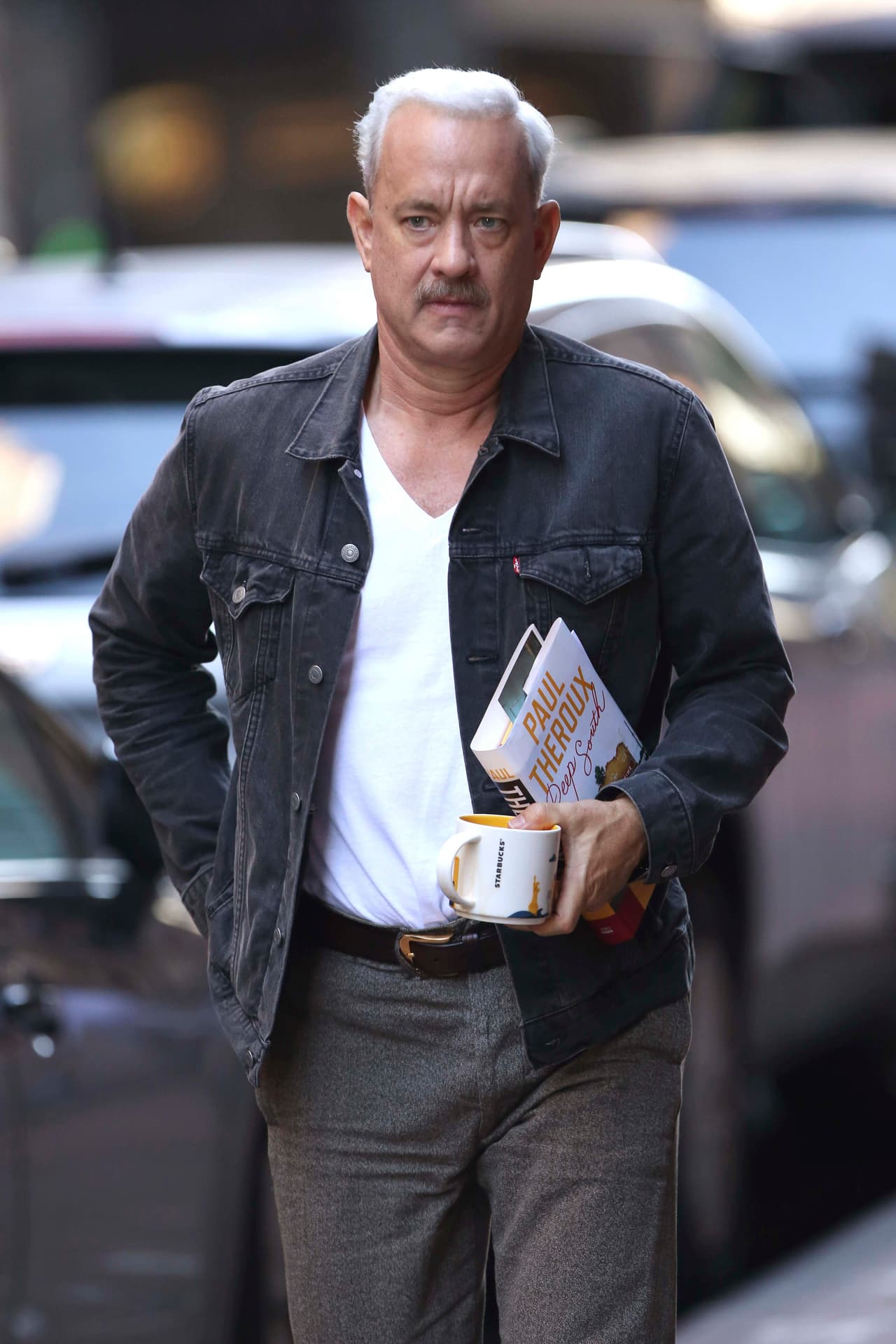 Tom Hanks con años de más en su nueva cinta.