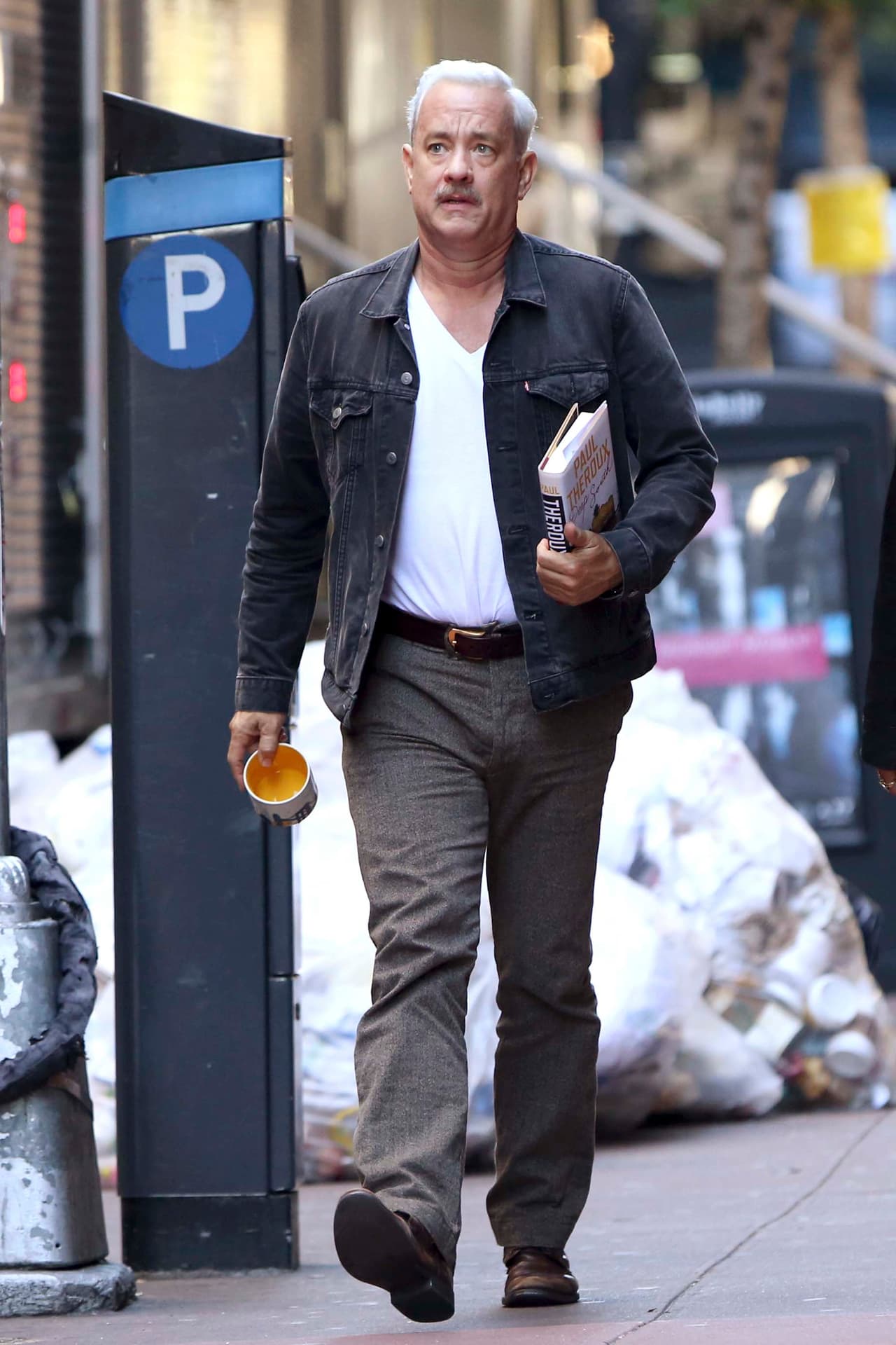 Tom Hanks con años de más en su nueva cinta.