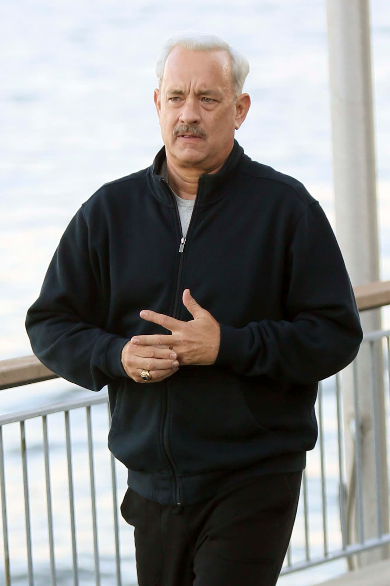 También se dejó un curioso bigotito.