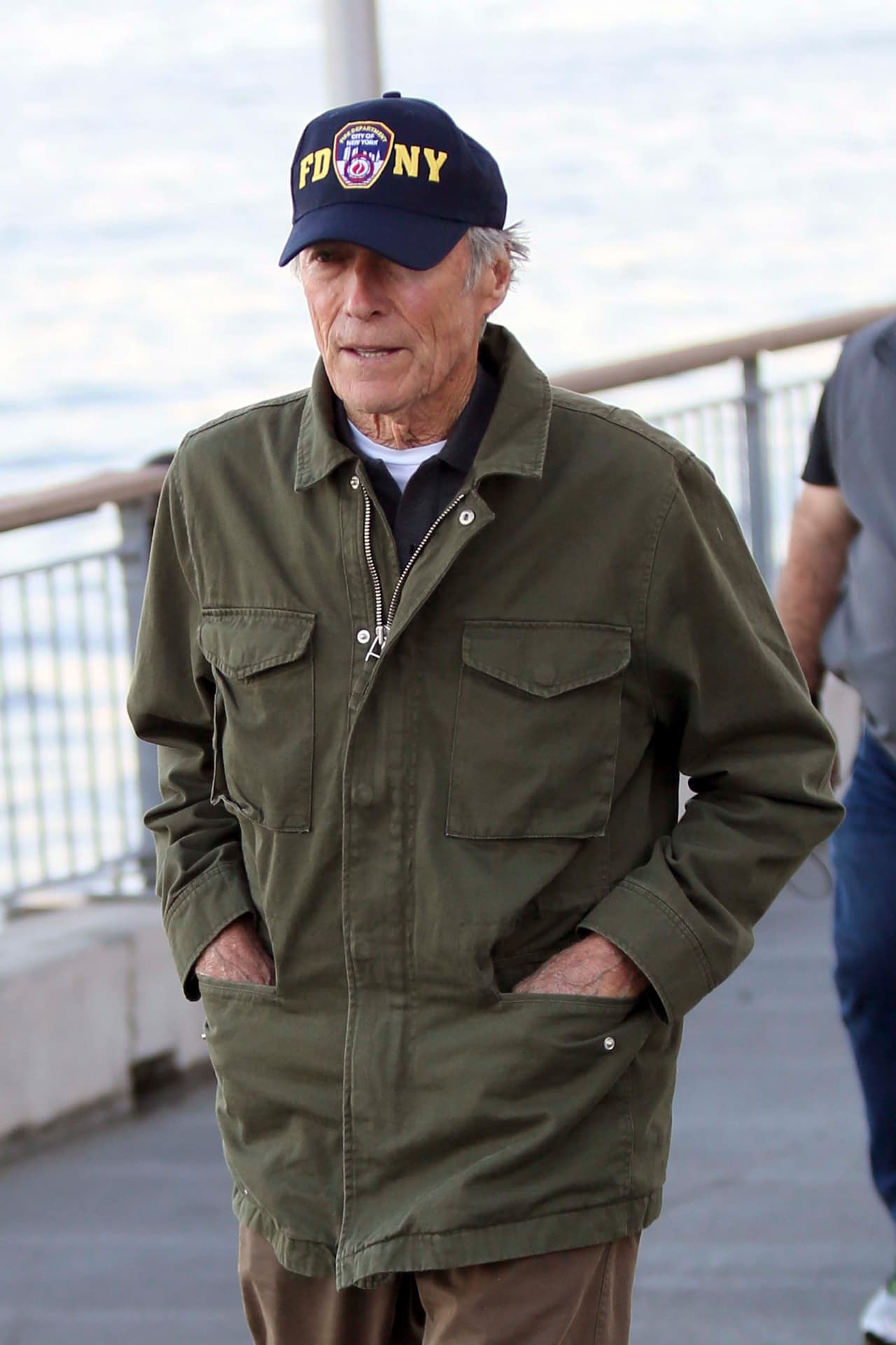 Tom Hanks con años de más en su nueva cinta.