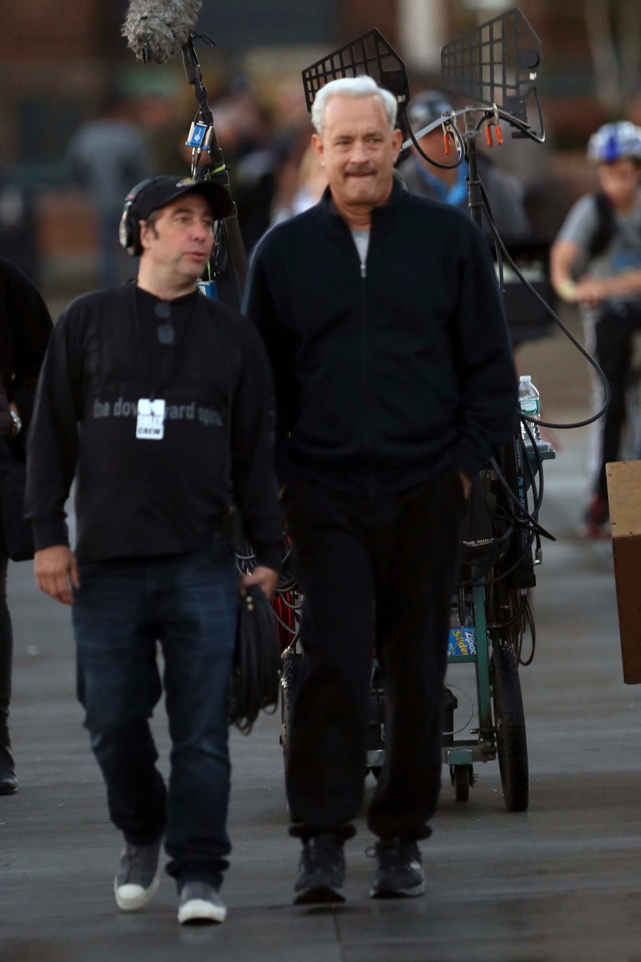 Tom Hanks con años de más en su nueva cinta.