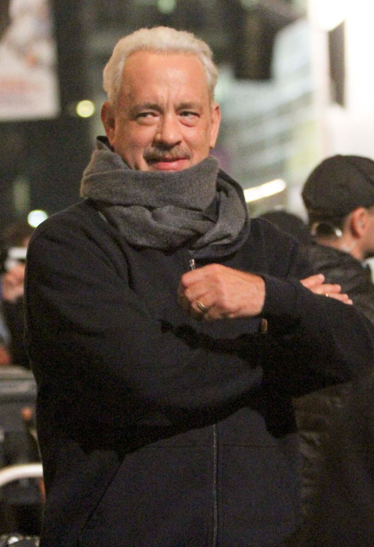 Tiene el cabello completamente canoso.