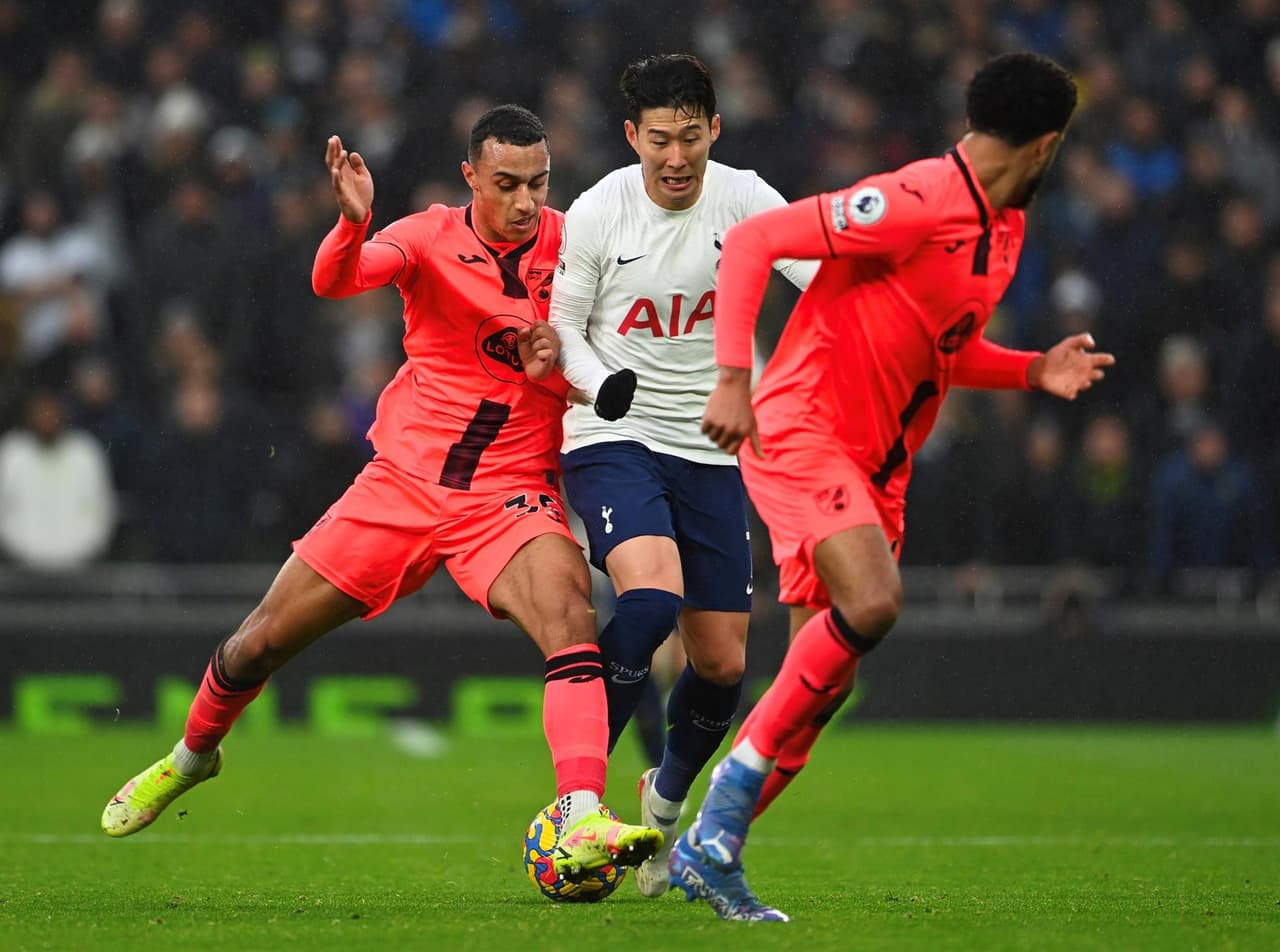 Con goles de Lucas Moura, Davinson Sánchez y Son Heung-Min, el Tottenham se impone ante Norwich City 3-0 y ya acumulan 4 partidos sin derrota en esta temporada de la Premier League.