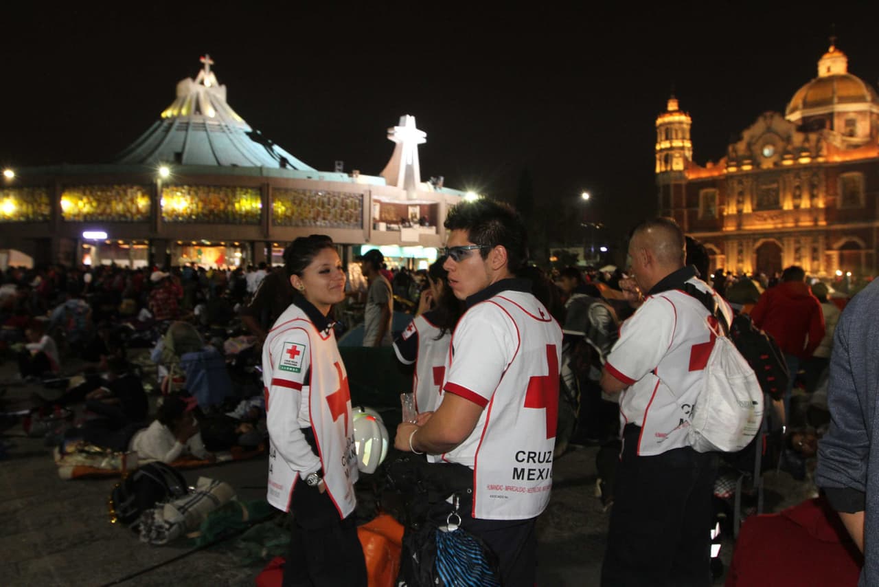 Médicos de la Cruz Roja en el recinto.