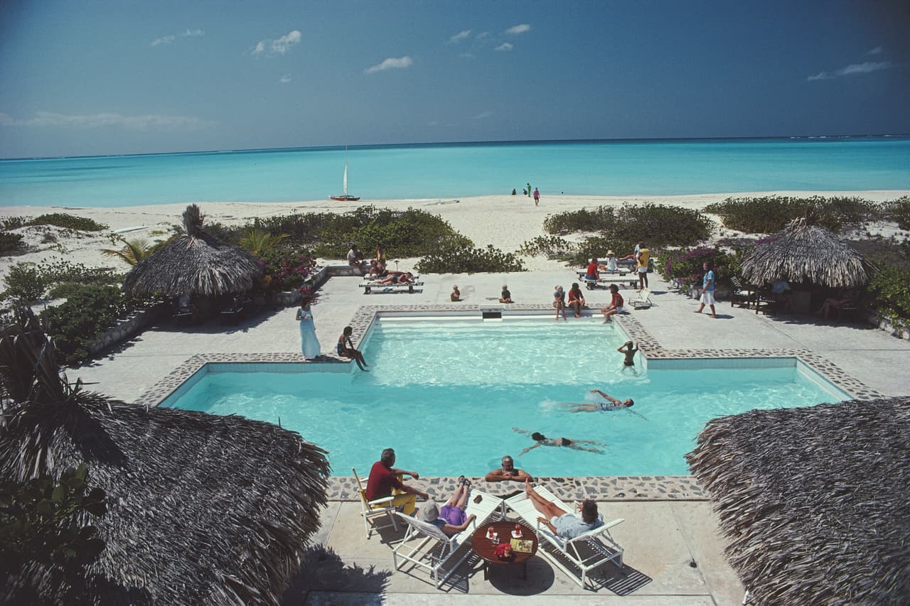 <b>Puesto 4. Turks y Caicos</b>
<br>
<br>Los meses de invierno son los más caros para visitar este grupo de islas caribeñas, pero su fabuloso clima (las temperaturas diurnas rondan los 70 y los 80 Fahrenheit) hace que valga la pena el precio.
<br>
<br>Los visitantes pueden relajarse en sus playas de clase mundial (Taylor Bay y Grace Bay son dos opciones de primer nivel), bucear alrededor de arrecifes impresionantes y jugar al golf en el prestigioso Provo Golf Club.
<br>
