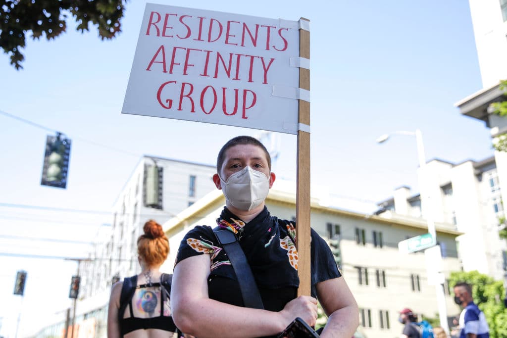 En la foto, Rose H., quien no quiso usar su apellido, dijo citada por AFP que había venido para "encontrarse con sus vecinos y asegurarse de que sus necesidades estaban atendidas".