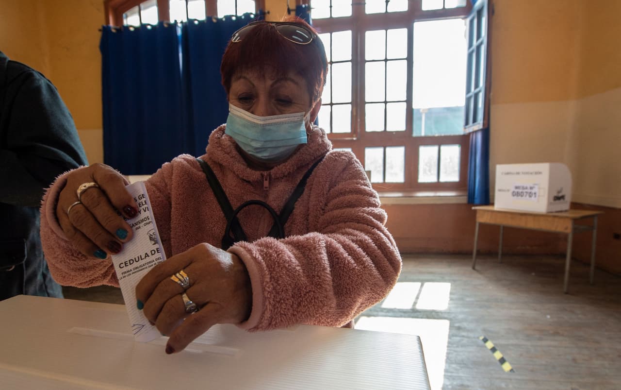La
<a href="https://www.univision.com/temas/elecciones-en-peru">votación</a>, a la que estaban convocados 25 millones de ciudadanos, se desarrolló con tranquilidad en las ciudades y pueblos de la sierra andina, la selva amazónica y la costa, donde está Lima. Un millón de peruanos en el exterior estaban registrados para votar en el exterior, desde Chile hasta Japón, pasando por España y Estados Unidos, donde la peleada elección movilizó a miles preocupados por "la democracia y estabilidad" de su país.