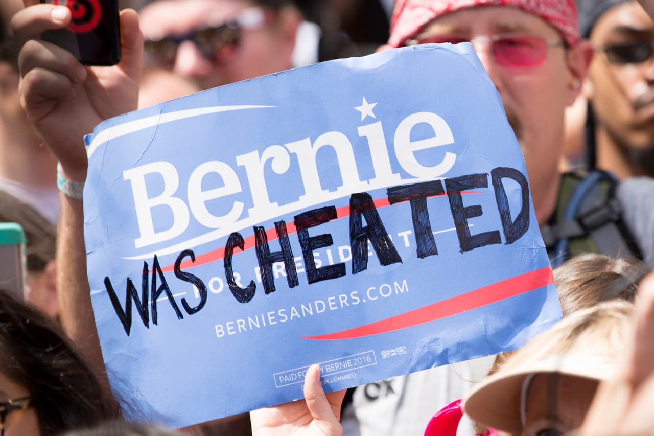 “Bernie fue engañado”, se lee en este cartel visto en una protesta de los partidarios de Sanders.
