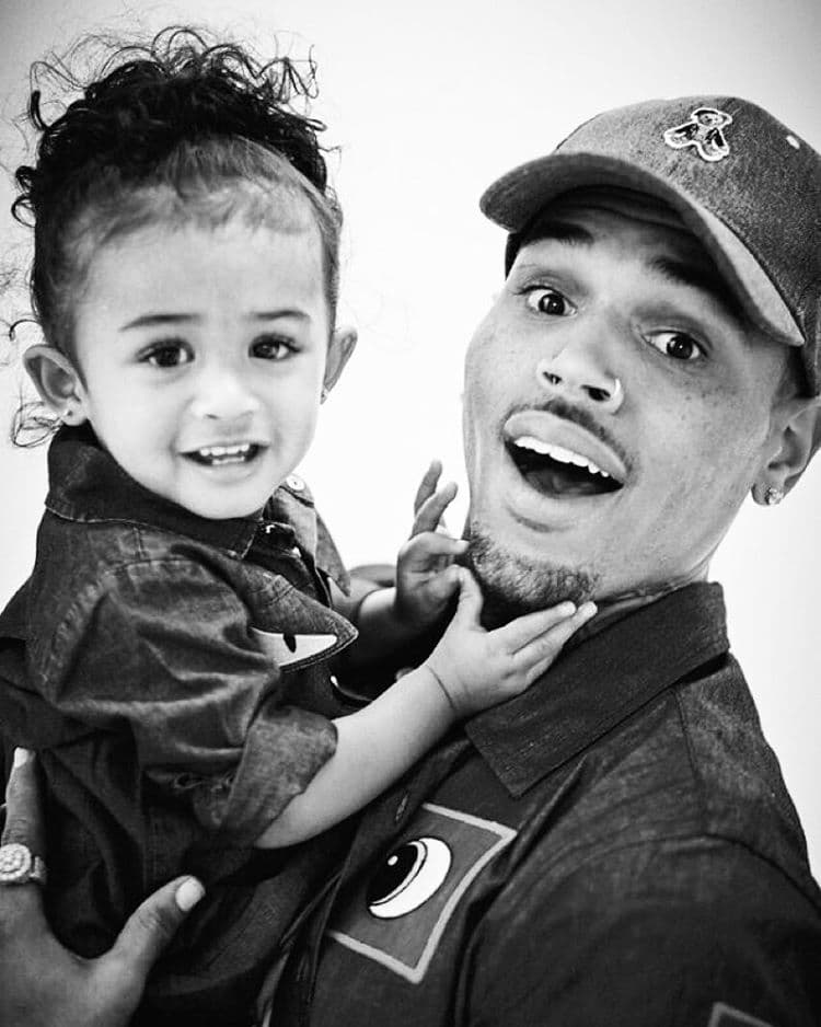 Chris Brown mantendrá la custodia compartida de su hija