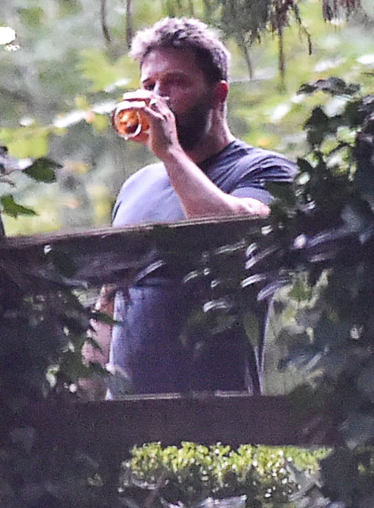 Se ve cansado y desaliñado.