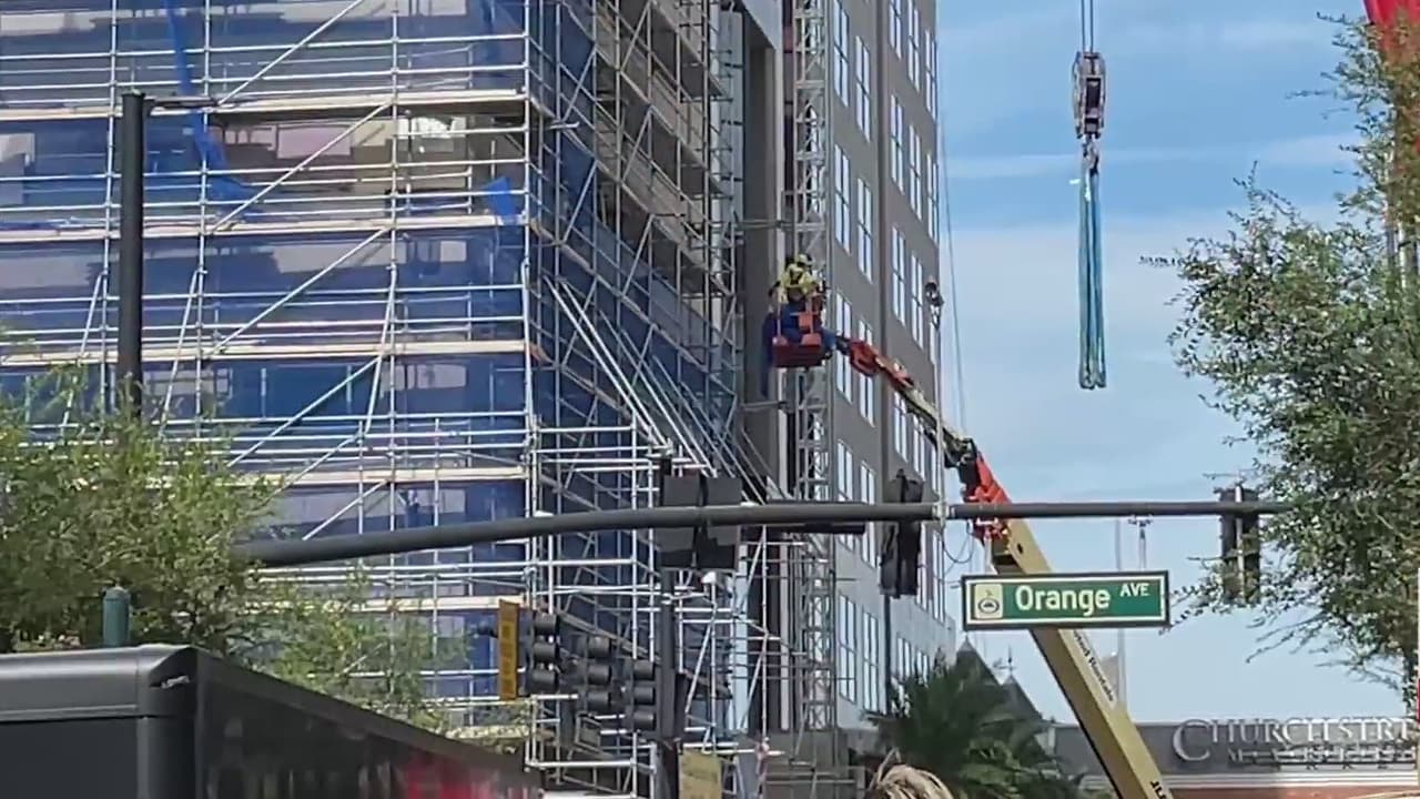 Comienza la remoción de andamios inestables que afectan a residentes y negocios en el centro de Orlando