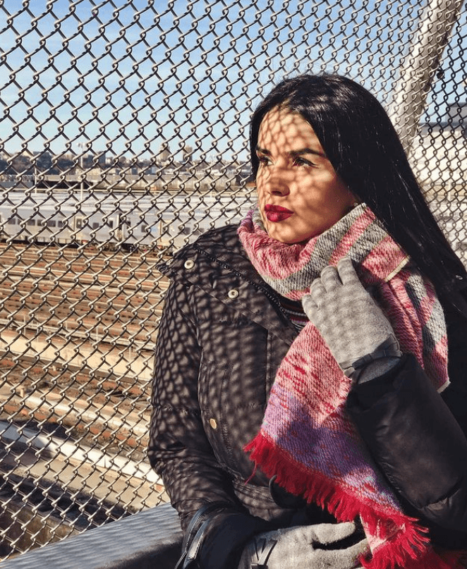 Vanessa De Roide tuvo dos pérdidas más. "Yo he quedado embarazada tres veces, primero no creció, hubo otro que fue un ectópico (que es que se pega a la trompa), y el otro, se formó el saco, pero el bebé no se formó", recordó conmovida. 
<br>