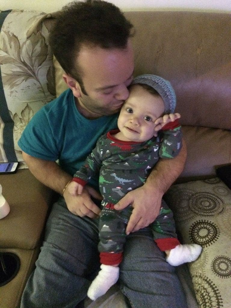 Carlitos quiere criar a su hijo con el mismo amor que su madre lo crio a él y por eso nunca deja de darle su besito correspondiente a Sebastián antes de ir a la cama.