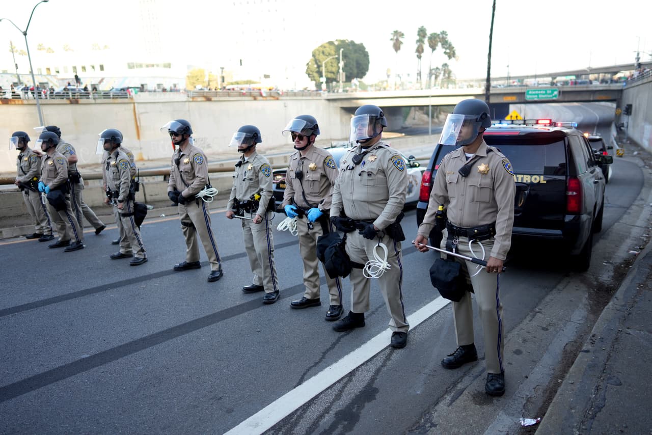 El diario 
<i>LA Times </i>reportó que cerca de Union Station, los oficiales se pusieron en fila para detener a los manifestantes. A las 10:00 p.m. la Policía comenzó a pedirle a los manifestantes que se dispersaran. 
<br>