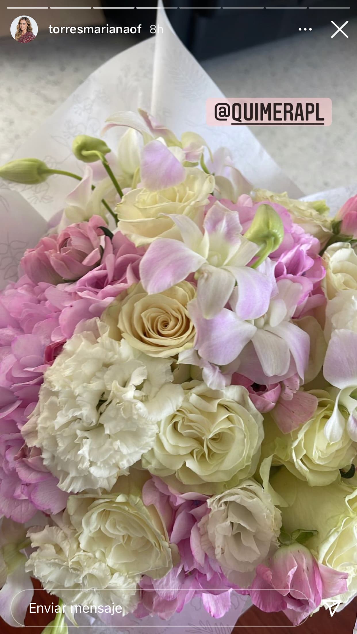 También dejó ver el ramo que portó al llegar ante el altar. 
<br>