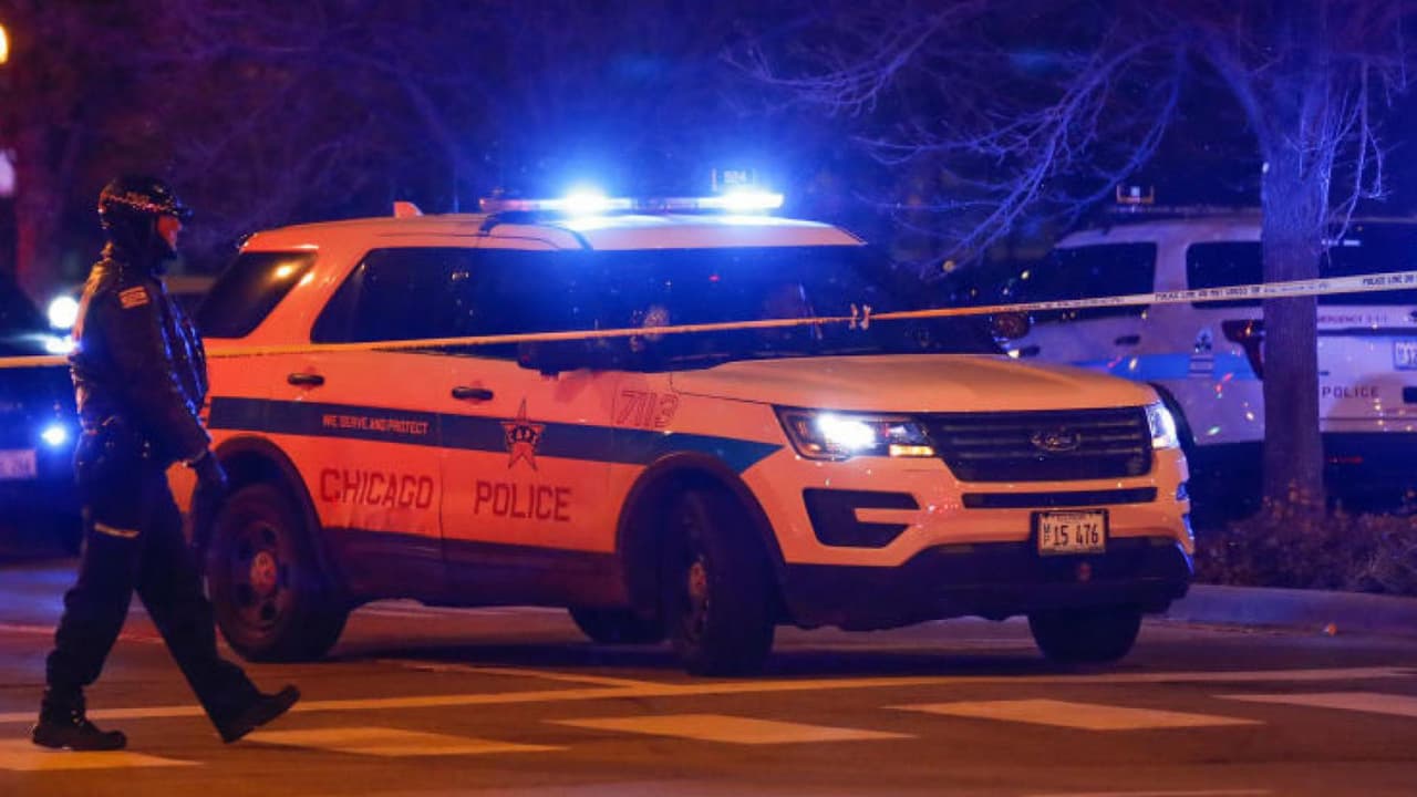 Balean a quinceañero en barrio de Greater Grand Crossing en Chicago