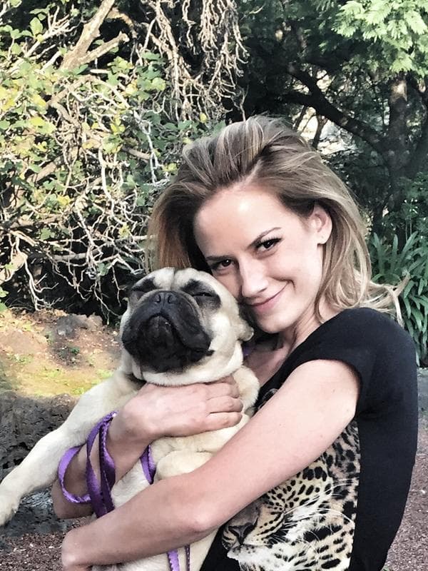 Una de las cosas que más le sorprende es que el público tiene una falsa idea de cómo es ella. “Parezco muy fría, parezco muy lejana, muy distinta, pero en ciertos ambientes
<b><a href="https://www.univision.com/entretenimiento/los-hombres-en-la-vida-de-altair-jarabo-fotos">soy cariñosa hasta grados ridículos</a></b>, tierna. No lo soy siempre, yo creo que no lo parezco tampoco, pero lo soy y mucho”, aseguró.