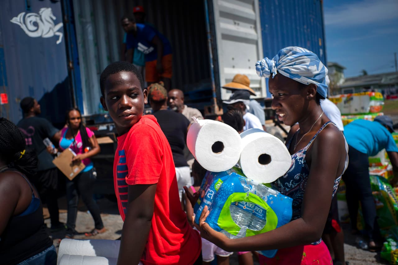 Cientos de bahameños han hecho filas para acceder a las donaciones de productos básicos en Freeport, Gran Bahama. El huracán de categoría 5 ha sido el peor desastre en la historia de la nación.