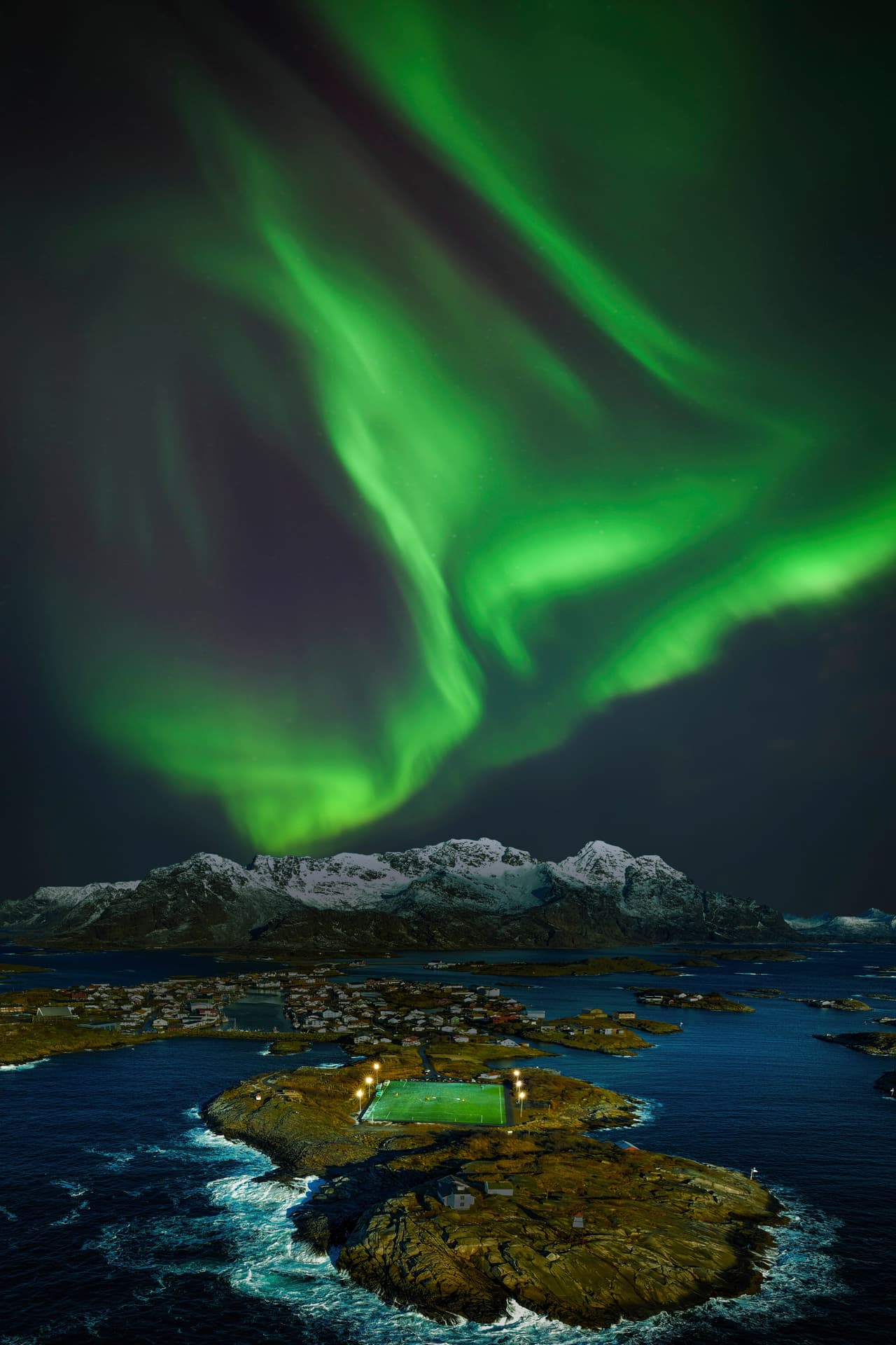 Ubicado en una pequeña isla dentro del Círculo Polar Ártico, este campo de fútbol en Henningsvær, Noruega, es realmente único. Un lugar donde el deporte y la naturaleza se encuentran en perfecta armonía.
<br>