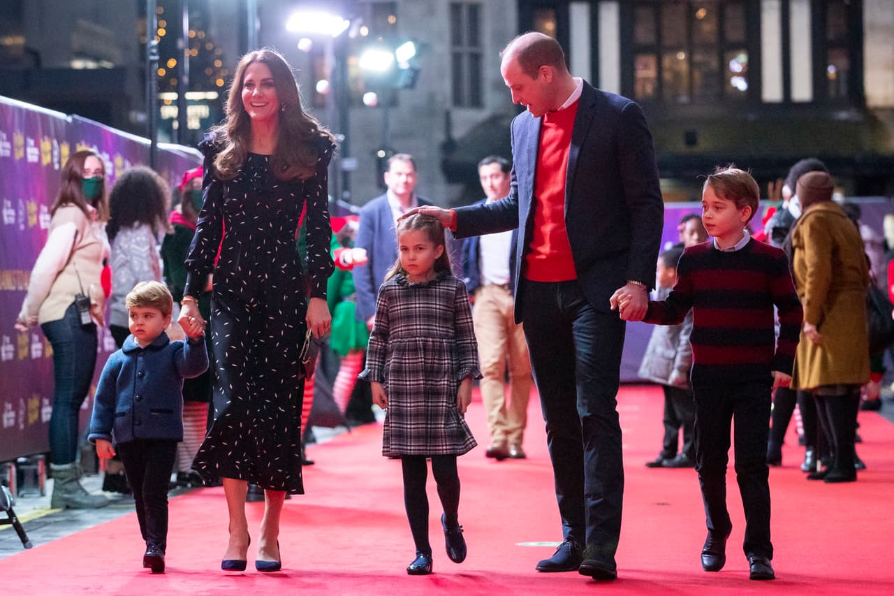 Este 11 de diciembre, los 3 hijos del príncipe William y Kate Middleton fueron invitados a un evento organizado por la Lotería Nacional, lo que representó su primera vez desfilando en una alfombra roja real, de manera oficial.