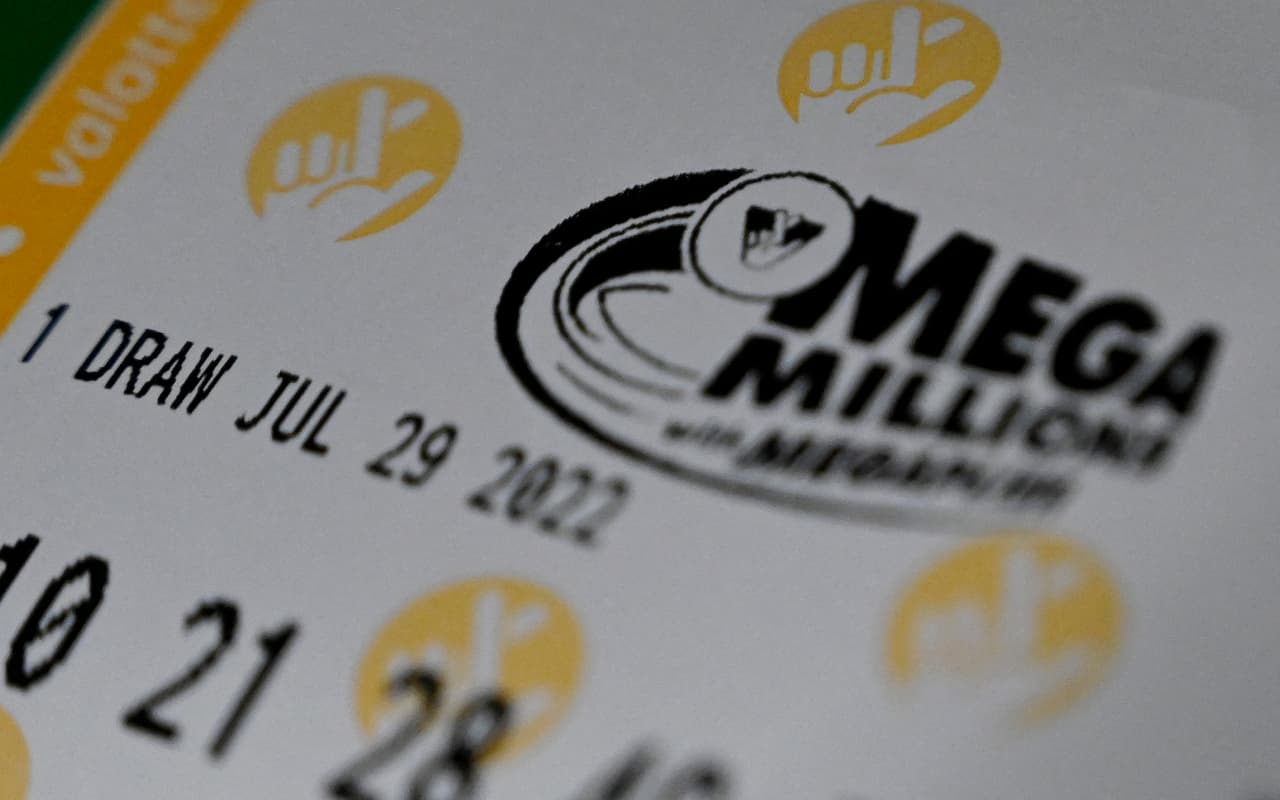 <b>Con 1.340 millones de dólares</b>, encontramos el sexto lugar, gracias a un
<b>boleto ganador del 29 de julio de 2022 de Mega Millions</b> en Illinois. La identidad del afortunado se mantuvo en secreto.