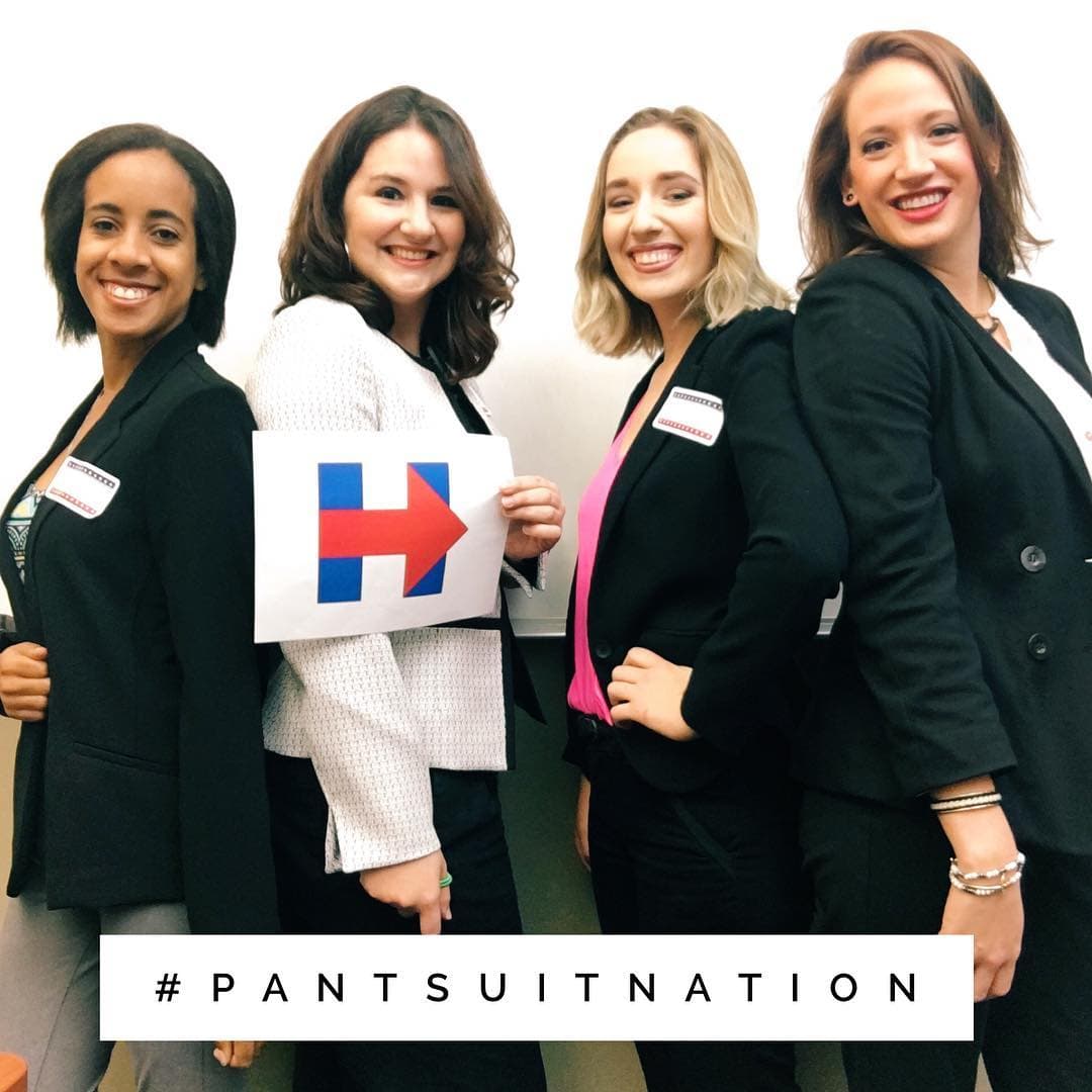 Las votantes de la candidata demócrata han adoptado su seña de estilo, un traje de inspiración masculina que se ha convertido en un símbolo feminista, y han compartido el momento 
<a href="https://www.instagram.com/explore/tags/pantsuitnation/">con el hashtag #PantsuitNation</a>. Alrededor de 100 imágenes se suben por minuto a Instagram con esa etiqueta.