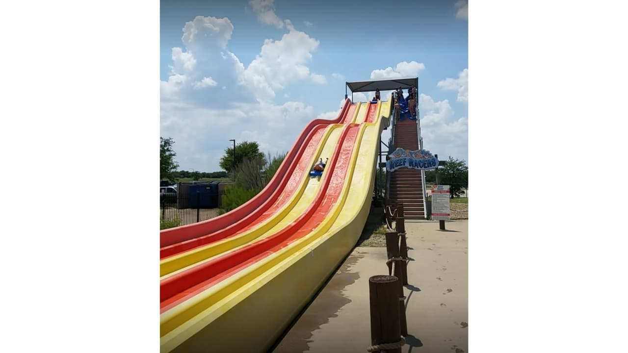 Los papás de los más pequeños pueden divertirse también en estas resbaladillas, pues el parque ofrece distintas atracciones, las cuales puedes consultar en su sitio web, 
<a href="https://hfalls.com/index.php" target="_blank">dando click aquí. </a>