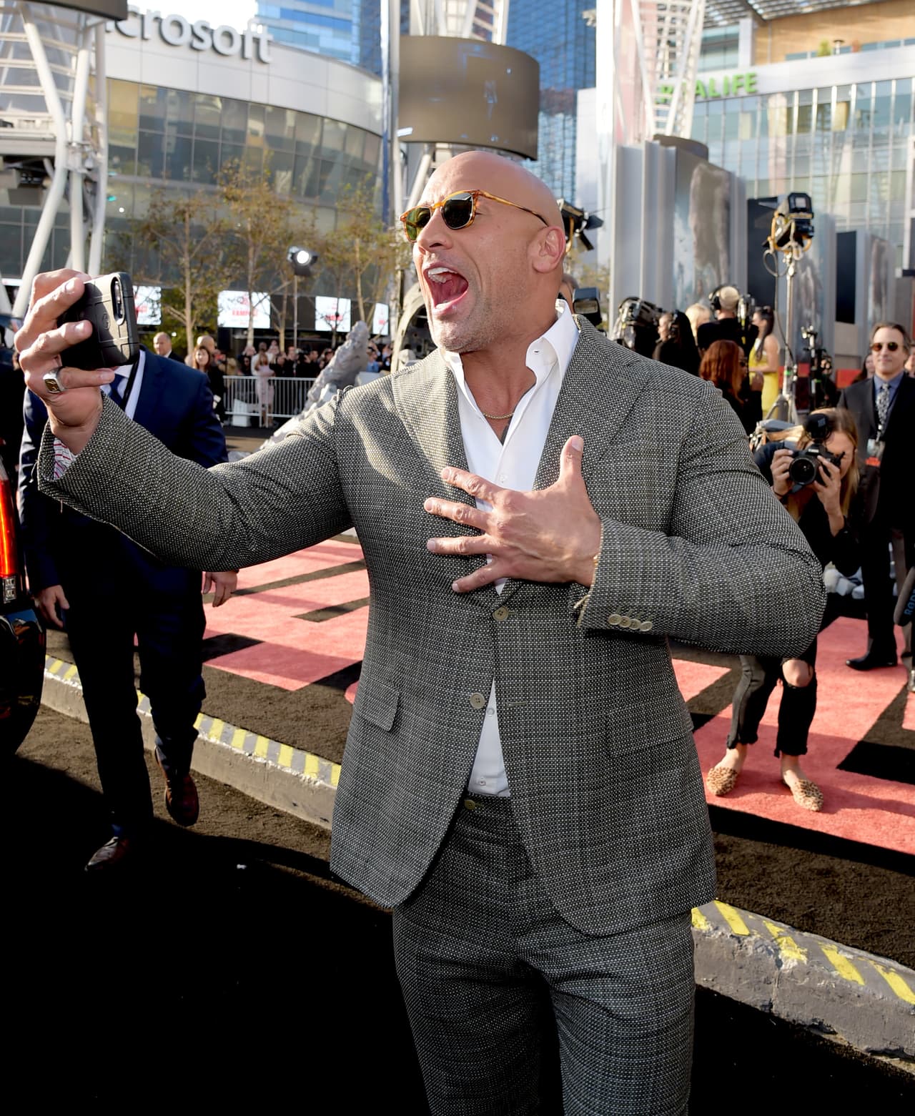Dwayne Johnson, 'La Roca’, se tomó 105 selfies en tres minutos con sus fans, durante la alfombra roja para la premier de ‘Terremoto’.