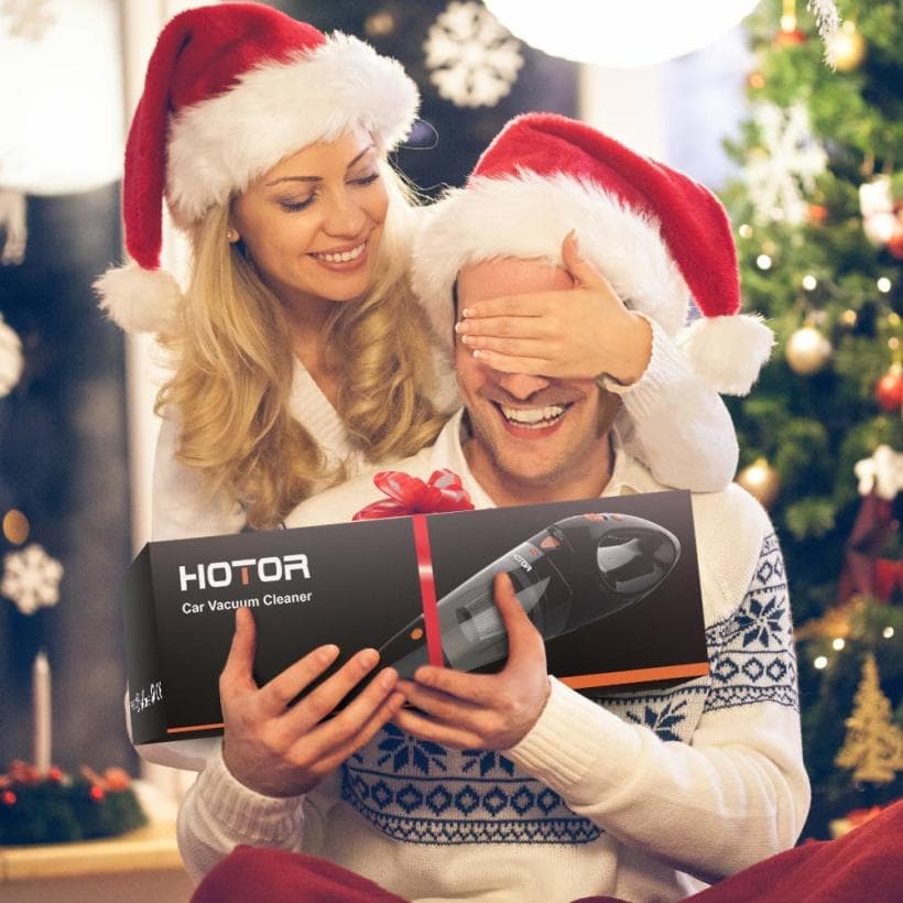 <h3 class="cms-H3-H3"><b>Aspiradora para carros - HOTOR</b> </h3>
<br>
<br>Mantener el interior del carro limpio y en buenas condiciones no solo se disfruta más, sino que también es clave para que su valor de reventa no caiga por los suelos. Un excelente regalo es una aspiradora con la que se pueda recoger hasta las partículas más mínimas. Esta unidad de HOTOR tiene todos los accesorios para entrar en los rincones más pequeños, una luz LED para que no se te escape nada, un cable de 16.5 pies para llegar hasta el maletero y un filtro inoxidable para lavarlo y volverlo a utilizar.
<br>
<br>
<b>Precio:</b> $28