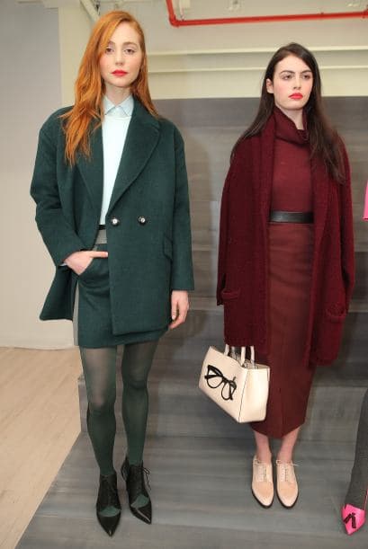 Lleva en su lugar unas medias finitas en verde intenso. Con shorts o una falda corta se verán súper festivas.