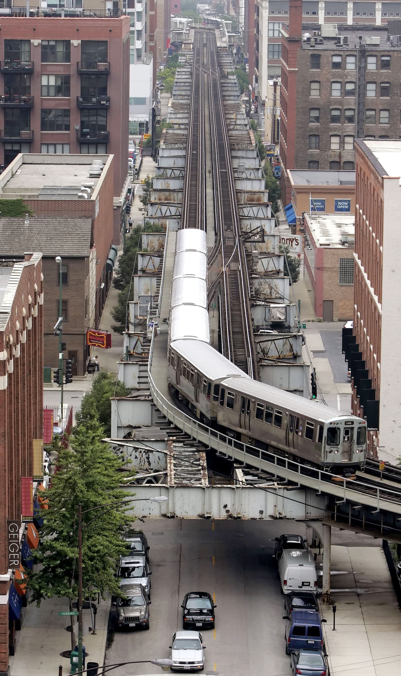 Brian Steele, portavoz de la empresa ferroviaria CTA, señaló que al parecer el tren se desplazaba más rápido que lo normal cuando entró a la estación.