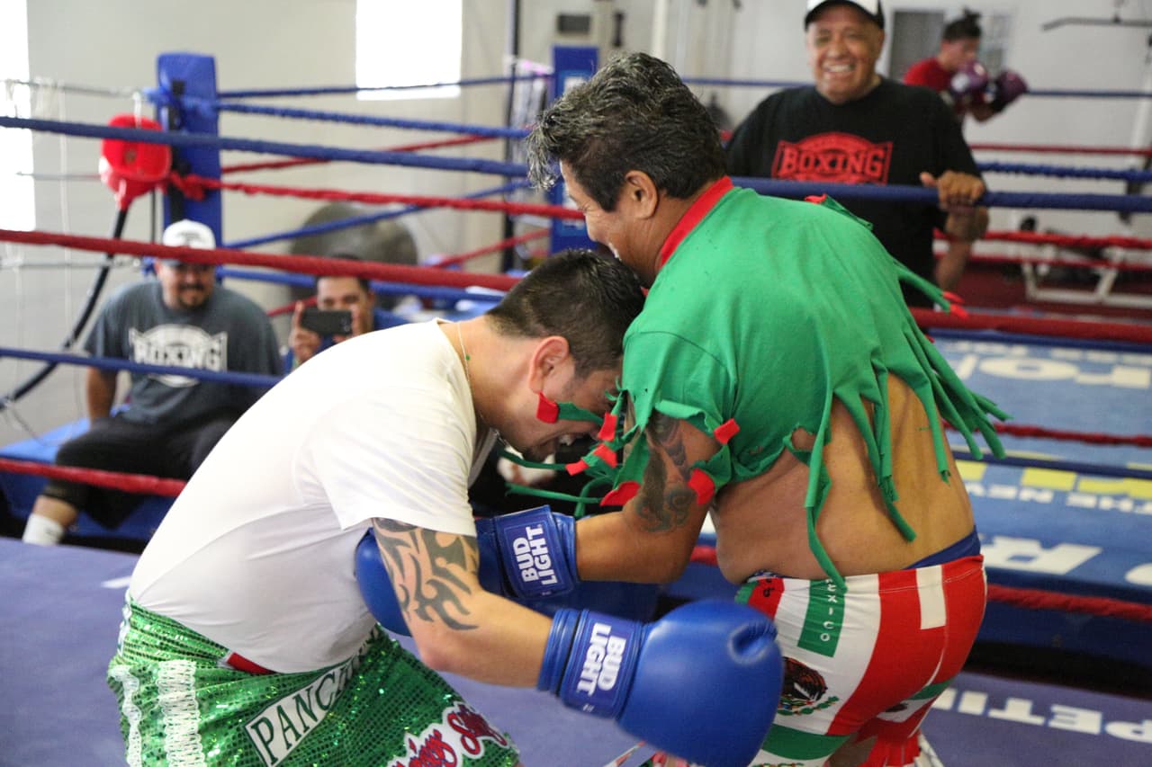 Así pagó la apuesta El Feo a Raúl 'El Pelón' después de la derrota de Julio César Chávez Jr.