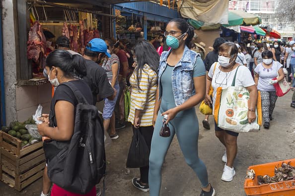 Hombres los viernes, mujeres los sábados: así es el toque de queda por género contra el covid-19 en Perú y Panamá