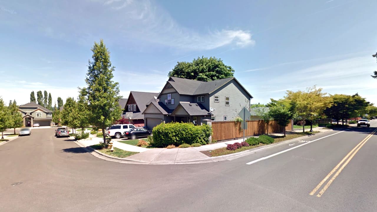 <b>Oregon: Sherwood. Población: 18,965. Ingreso promedio de un hogar: $86,111. </b>Es una ciudad pequeña a unas 15 millas (24 km) al suroeste de Portland lo que le da comodidades, atracciones y oportunidades de empleo. Cuenta con más de una docena de parques y un centro de recreación y piscina comunitaria.