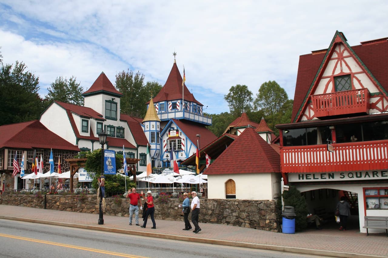 <b>Helen</b>. El encanto de esta ciudad de estilo bávaro en las montañas del norte de Georgia es inconfundible. La estética de libro de cuentos de la ciudad instantáneamente hace sonreír a los visitantes, y las extravagantes tiendas y atracciones ofrecen horas de entretenimiento en cualquier época del año.
<br>
<br>
<b><a href="https://goo.gl/maps/jaJwiXzywk75Uo9v7">Cómo llegar</a></b>