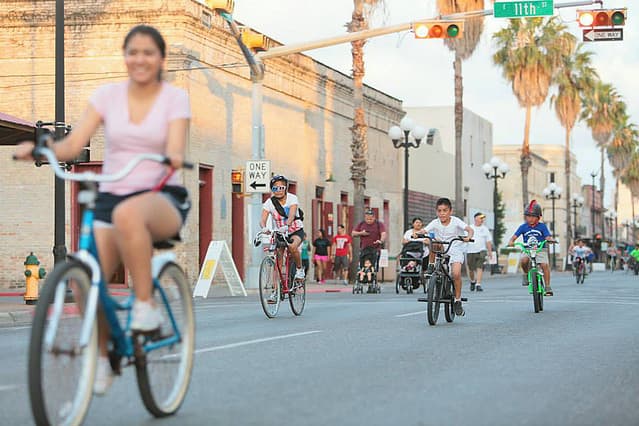 Brownsville: el pueblo que está atacando la pobreza y la obesidad con bicicletas