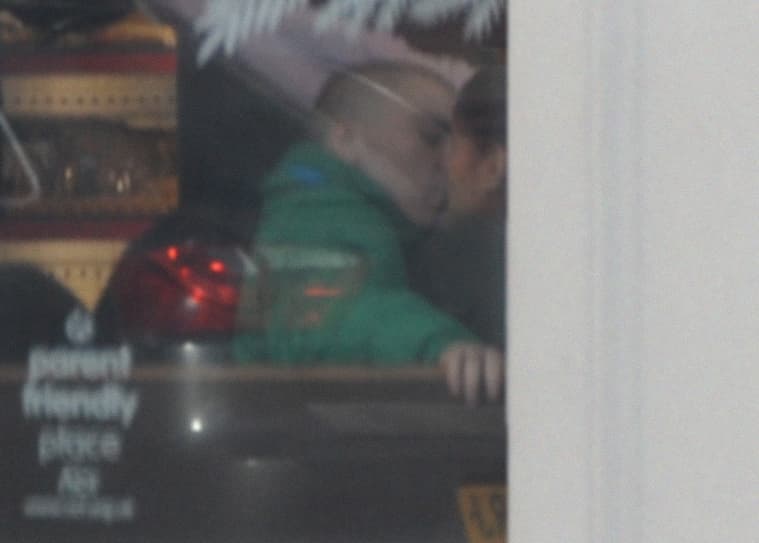 ¡Se besaron frente a él!