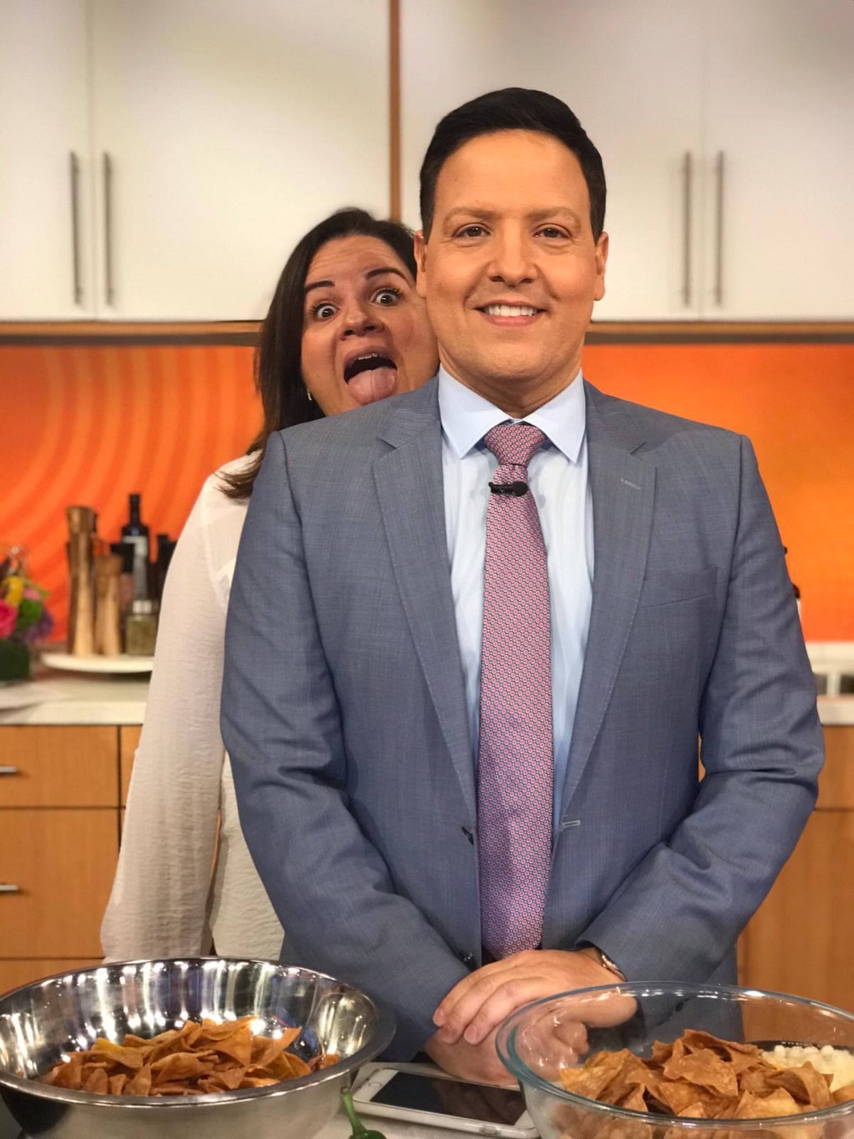 Tanta seriedad en Raúl González no es posible, es por eso que, Claudia Márquez, productora de Delicioso, adornó la toma con los ojos saltones y la lengua afuera.