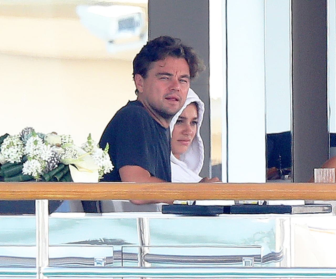 Lejos de enojarse al notar que los paparazzi los fotografiaban, el actor comenzó a hacer muecas para divertir a su nuevo amor.