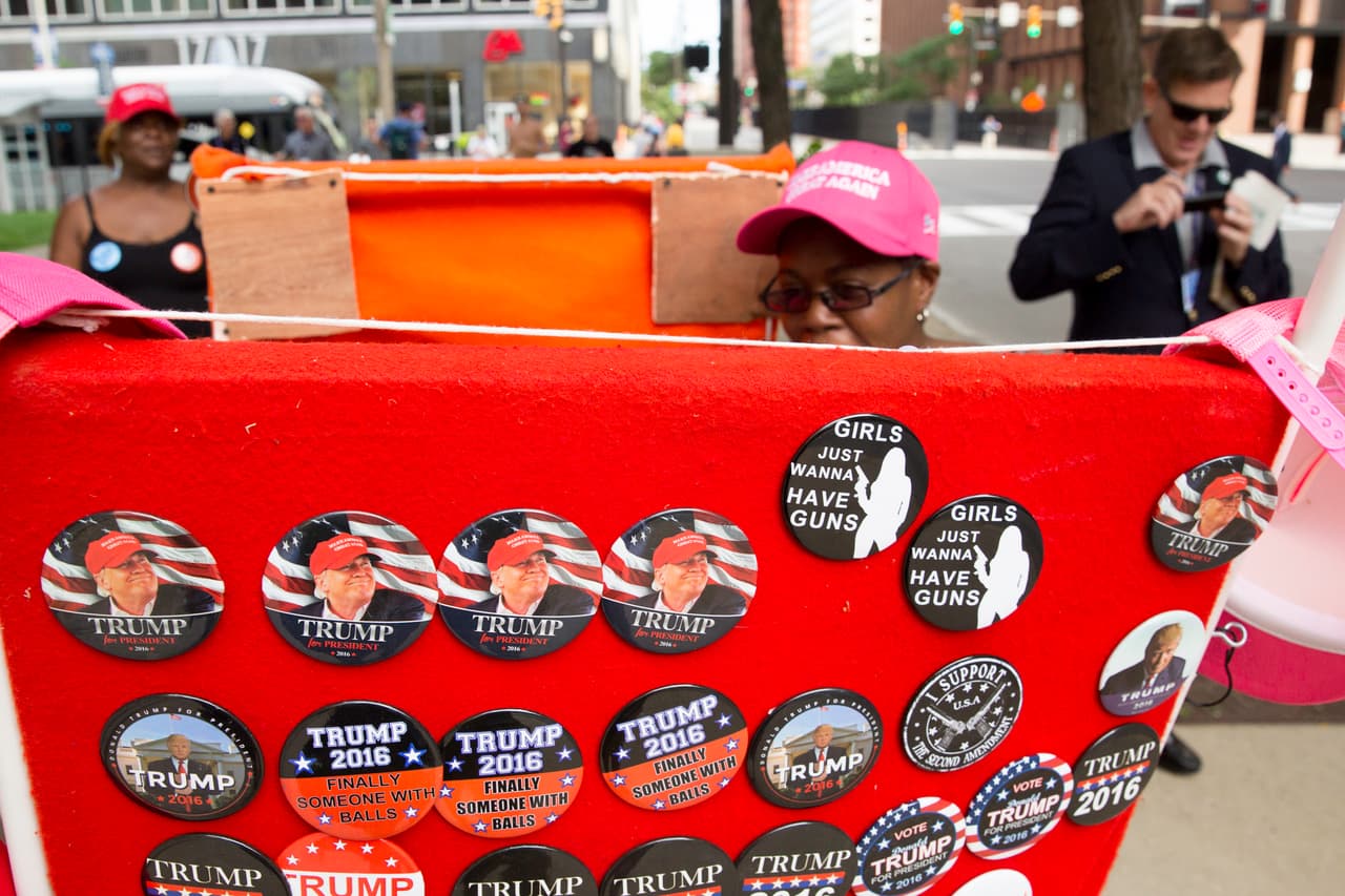 DOMINGO 17 DE JULIO. 6:37 PM. Dos mujeres trasladan un puesto de venta de parafernalia política por las calles de Cleveland. Esperan por compradores seguros, los delegados republicanos que recorren la ciudad.