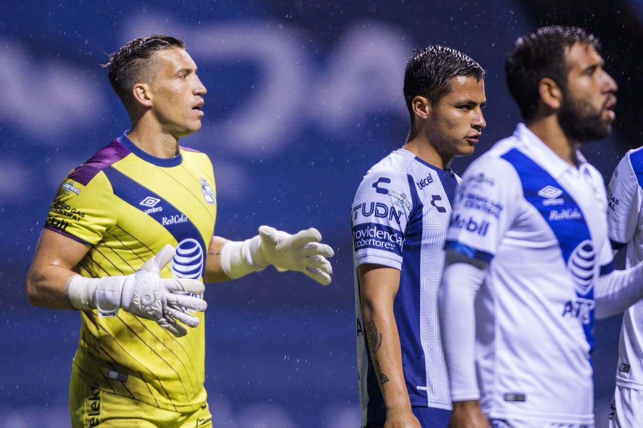 Nicolás Vikonis, portero del Club Puebla, seguirá sin estar disponible para Juan Reynoso.
