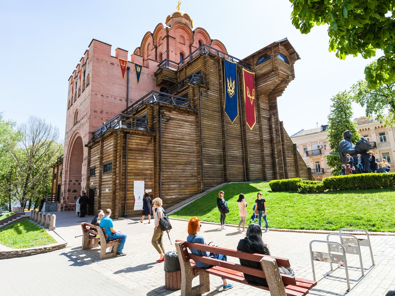 <b>Puesto 16. Zoloti Vorota, Kiev</b>
<br>
<br>“Donde una vez hubo una entrada gloriosa a la Kiev medieval, ahora encontrarás un vecindario fascinante que transpira energía y creatividad”, explica Time Out sobre este barrio de la capital de Ucrania.
<br>
<br>Puede recorrer sus calles repletas de bares elegantes, arte callejero, cafeterías escondidas, boutiques de diseñadores y pastelerías. El vecindario está cambiando rápidamente “con un sentido de comunidad que enfatiza la preservación del patrimonio y los espacios verdes no convencionales”, asegura la publicación.
<br>