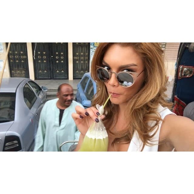 Cualquiera se cansa de tanto caminar, turistear y comprar. "Las temperaturas en esta temporada pueden llegar a los 110°F y eso que es invierno gringrin. Tomando un rico jugo de caña de azúcar para refrescarme." - @zuleykarivera